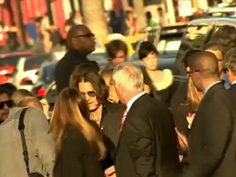 Johnny Depp and Michelle Pfeiffer shine at "Dark Shadows" premiere.