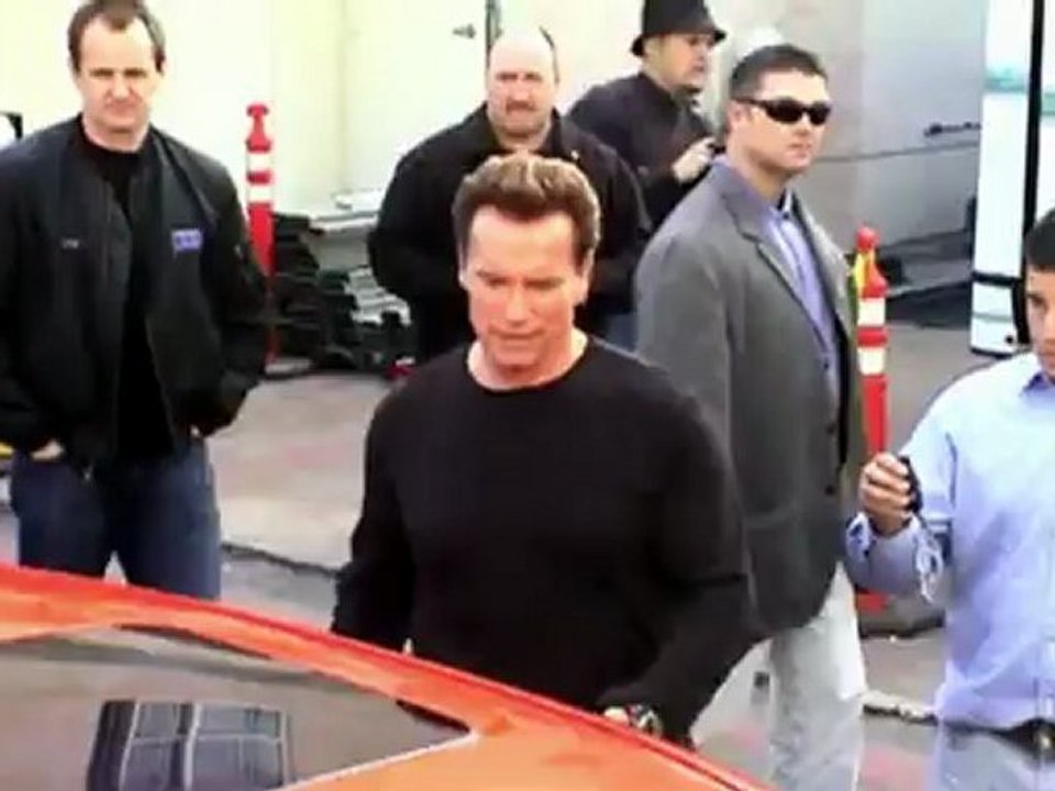 Arnold Schwarzenegger zeigt Sylvester Stallone sein neues Auto
