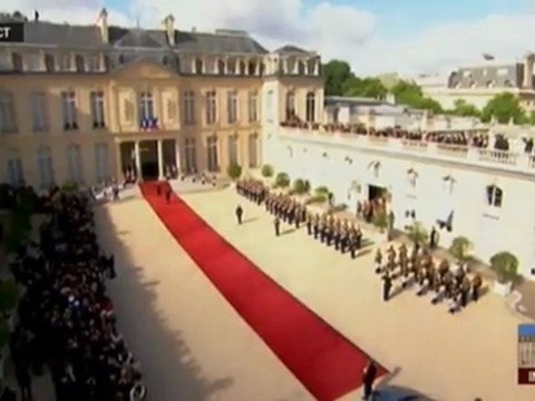 Nicolas Sarkozy accueille François Hollande à l'Elysée