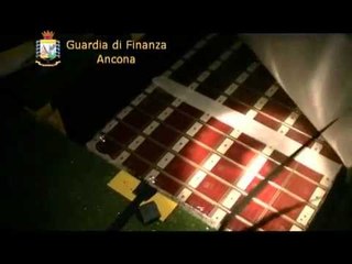 Скачать видео: Ancona  - La Gdf sequestra 5,3 tonnellate di sigarette di contrabbando (08.05.12)