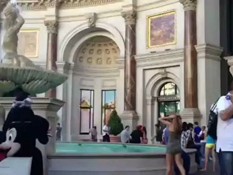 Même à Vegas La blonde et toujours aussi Conne !