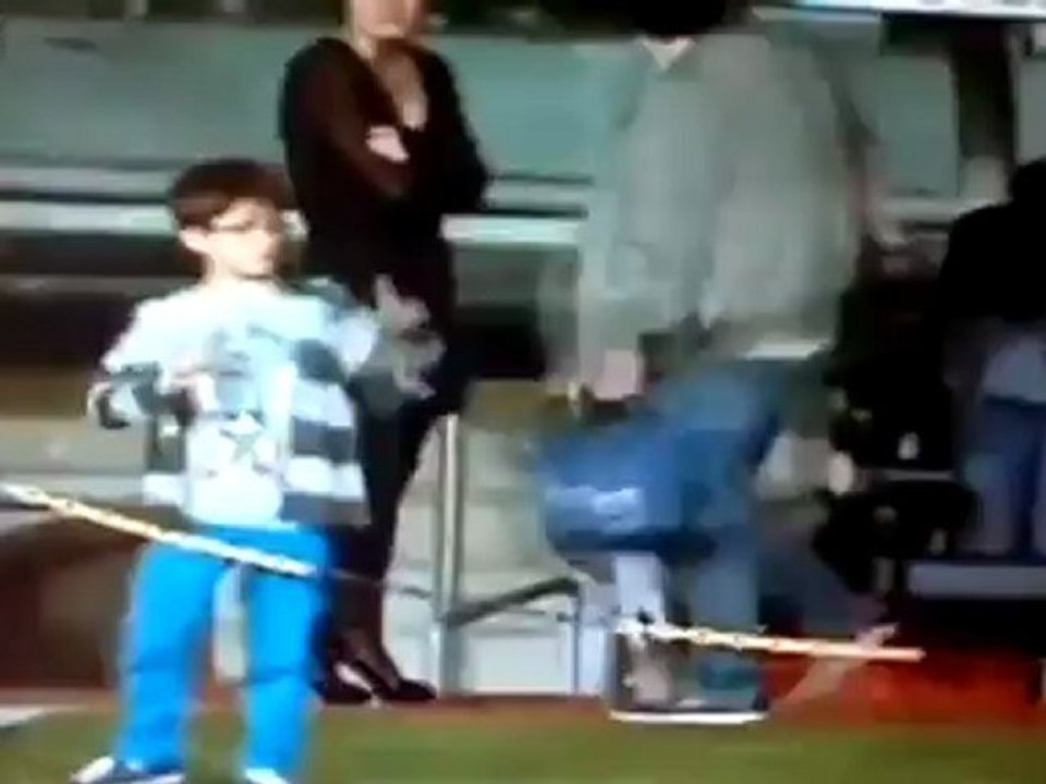 ابن غوارديولا يقلد والده في التدريب