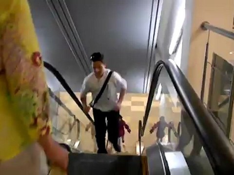 Monter un escalator à l'envers et chuter 2 fois