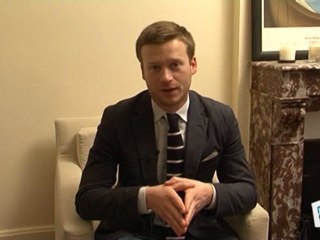 Beauté mode : Porter sa pochette avec le costume idéal