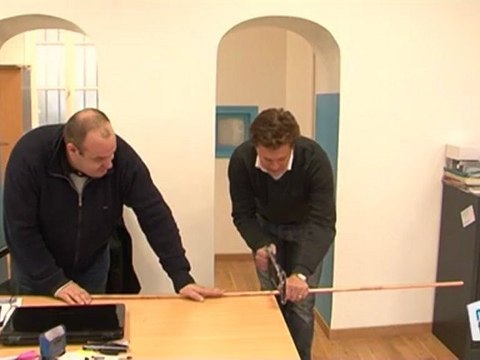 Déco Brico Jardinage : Couper une barre de cuivre avec une scie à métaux