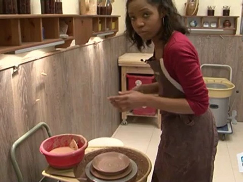 Sports Loisirs : Poterie : faire une assiette à fond plat