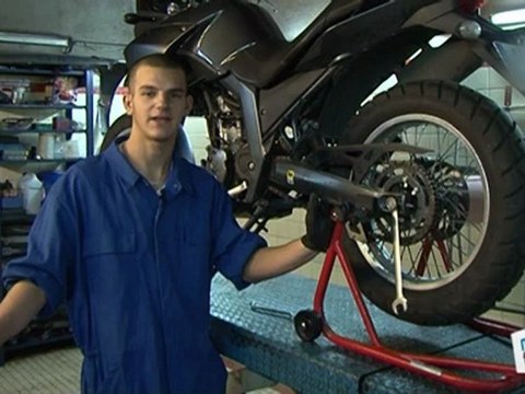 High-tech Auto : Graisser et tendre sa chaîne de moto