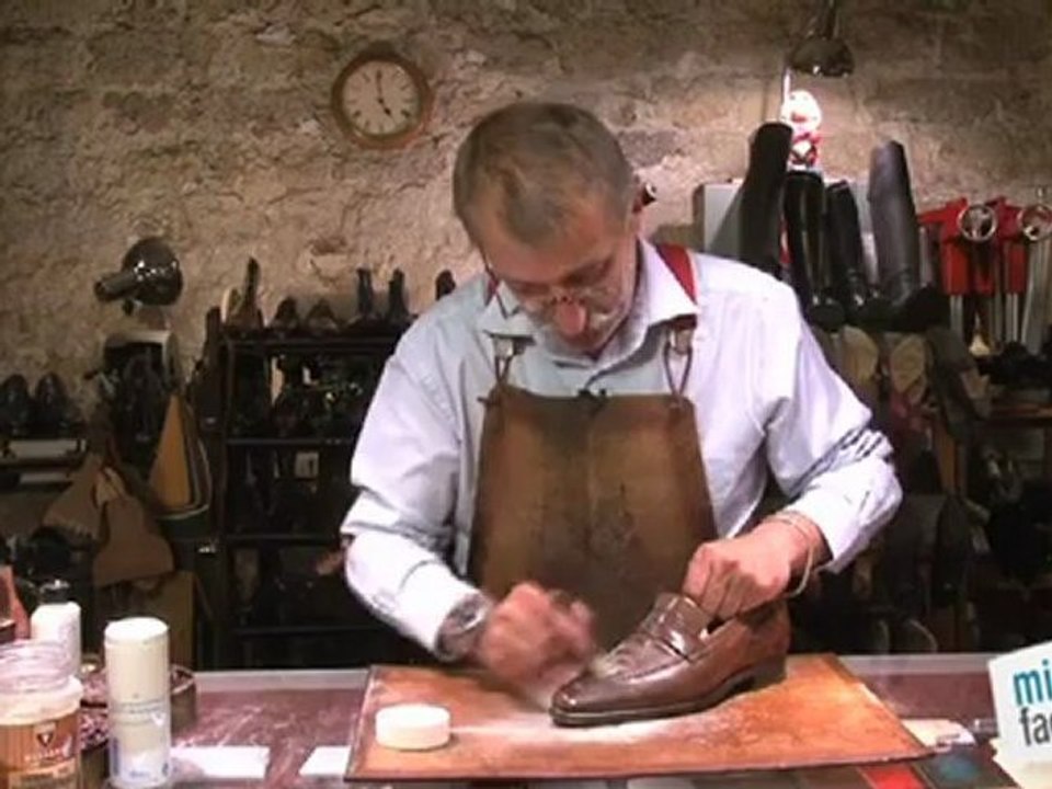 Beauté mode : Enlever une tache grasse sur chaussures en cuir