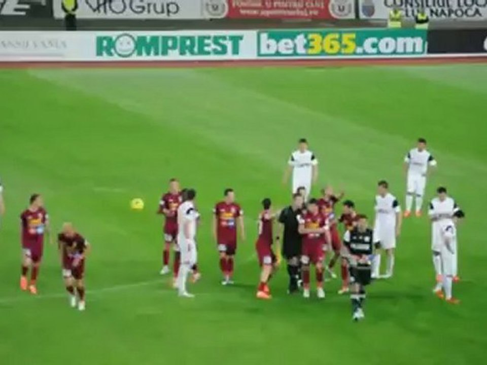 Bornescu pète les plombs, Universitatea Cluj - CFR Cluj