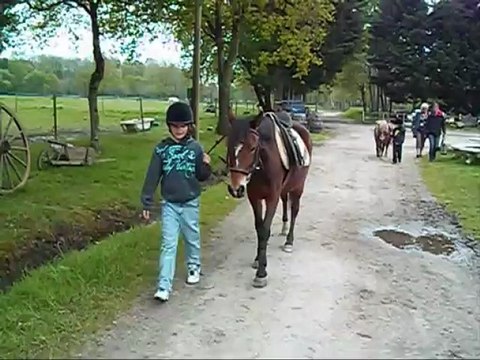 2° leçon d'équitation pour Esteban et Liam (5 mai 2012)