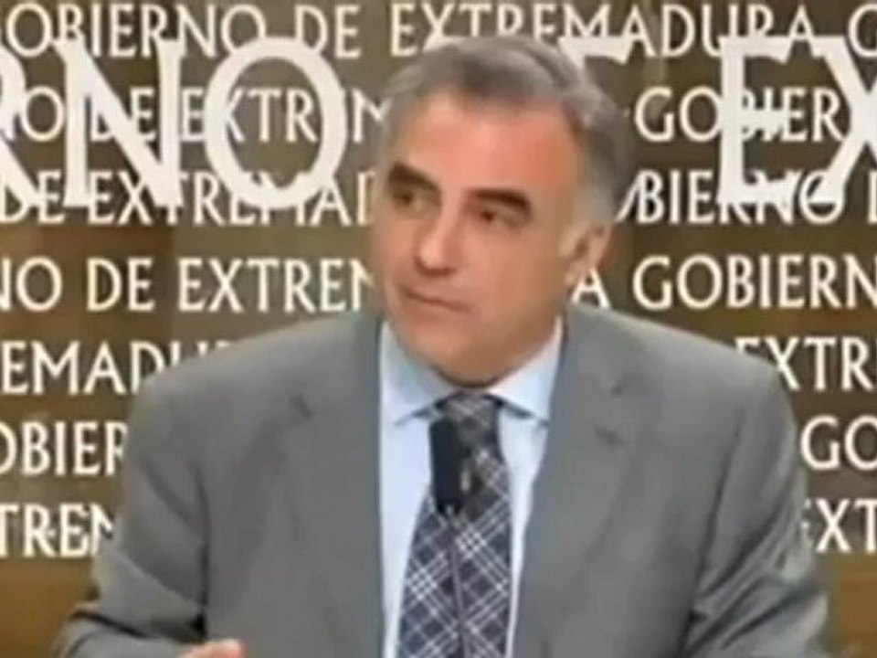 El consejero de Salud de Extremadura dimite por su consulta médica en Portugal