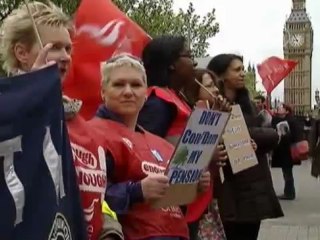 20 000 полицейских идут по Лондону с протестом