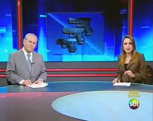 Dois adolescentes brincam com armas de verdade junto com bebê_sbt