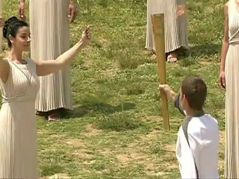 Tocha olímpica é acesa