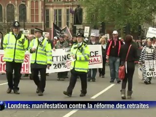 La police manifeste contre l'austérité à Londres