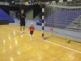 Luka Tvedten (2 ans), fils de Havard déjà très doué, fait des roucoulettes / Handball