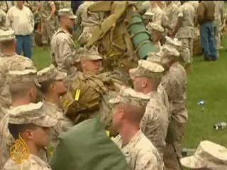 US lifts ban on gay soldiers