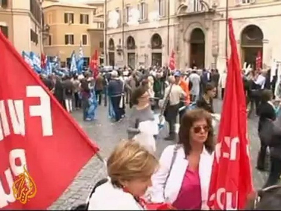 Berlusconi government mired in political crisis