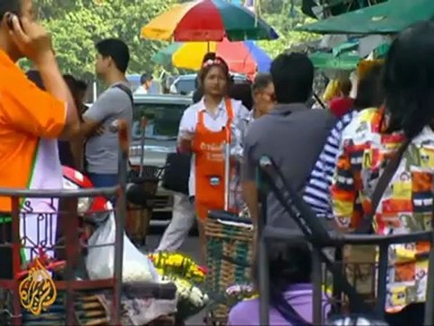 Thousands flee Bangkok floods