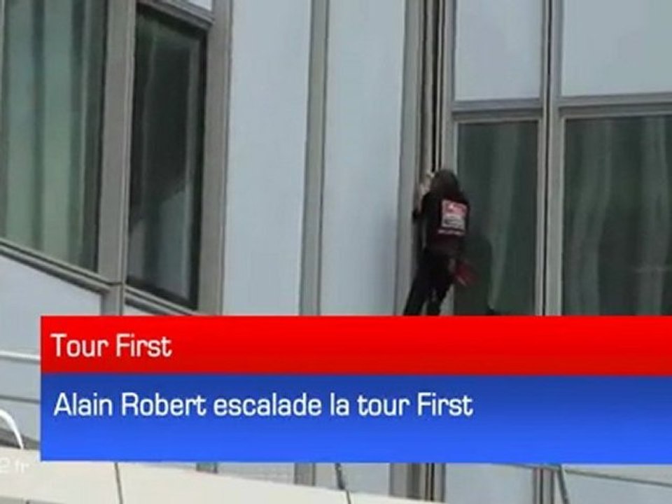 Alain Robert "L'homme araignée" s'en prend à la tour First