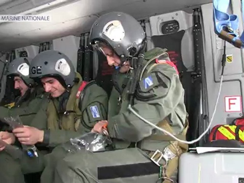 La Marine nationale met en œuvre un hélicoptère Caïman Marine au large de la pointe Bretagne