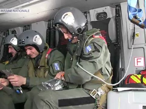 La Marine nationale met en œuvre un hélicoptère Caïman Marine au large de la pointe Bretagne