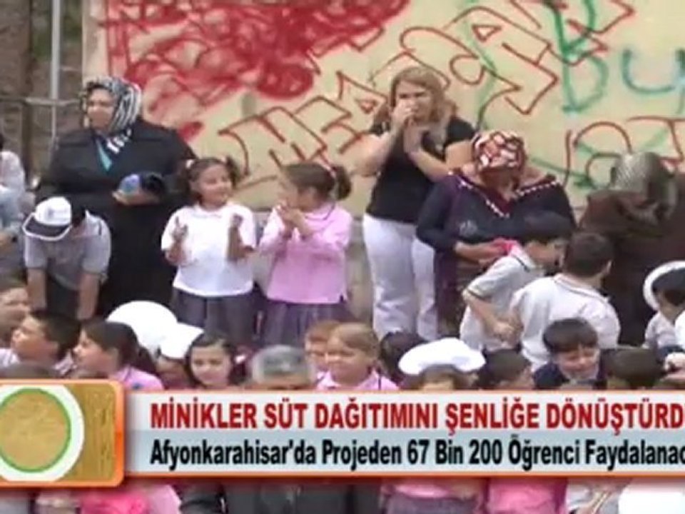 MİNİKLER SÜT DAĞITIMINI ŞENLİĞE DÖNÜŞTÜRDÜ 11.05.2012