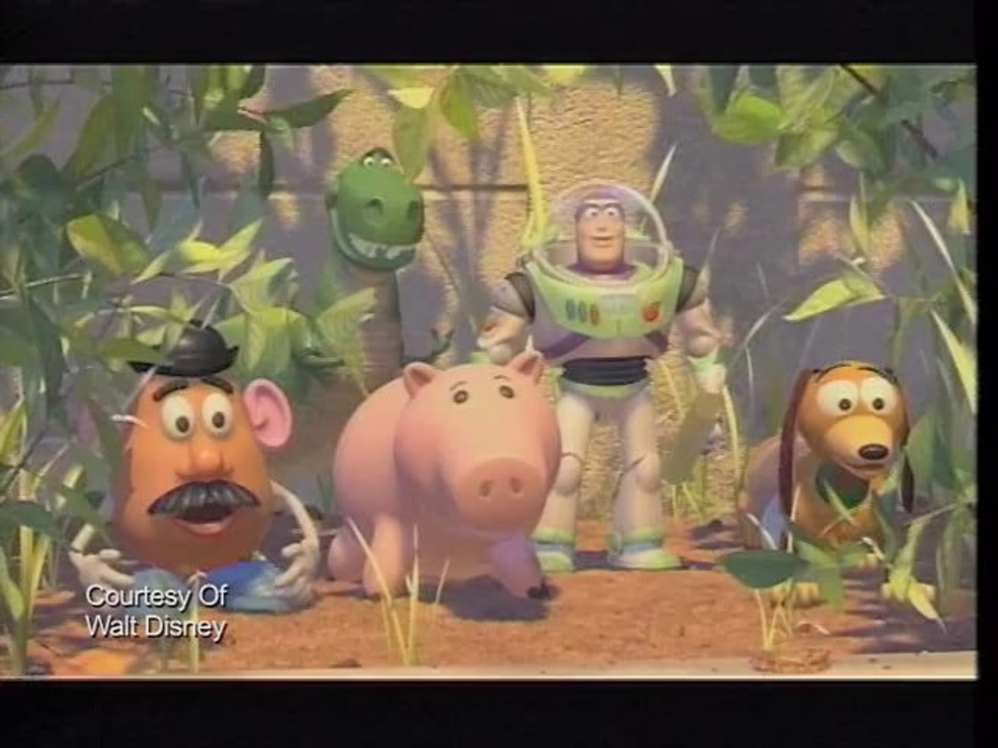 Toy Story 2 Crossing The Road Scene (with descriptive video service) 
