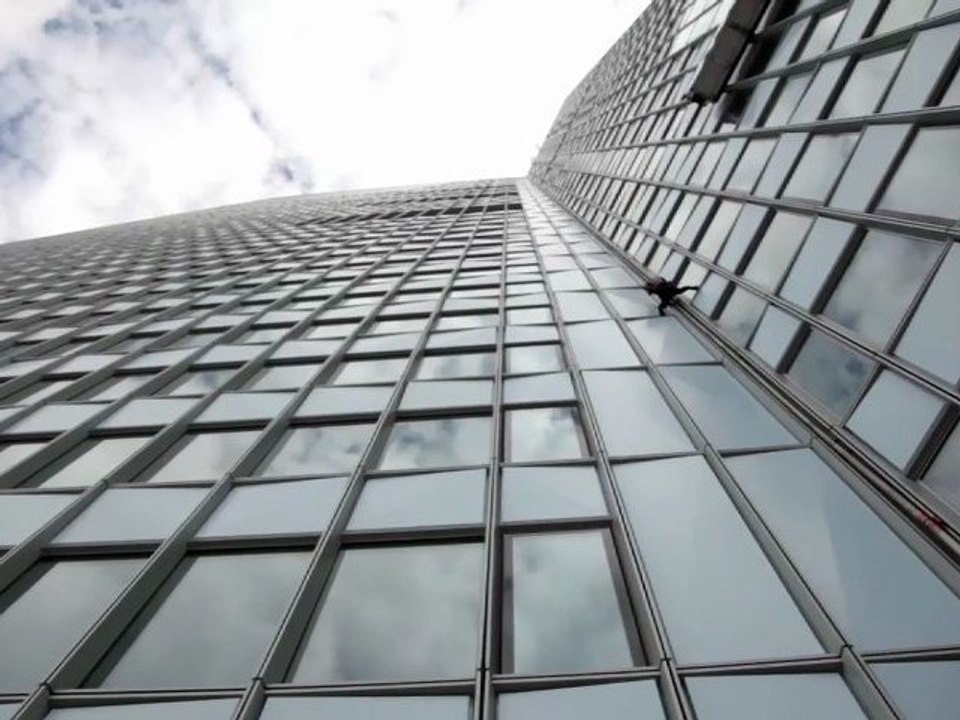 Alain Robert a la Defense
