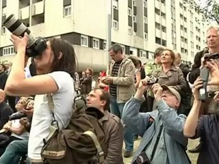 Скачать видео: Self Proclaimed 'Spider-Man' Climbs France's Tallest Tower with His Bare Hands