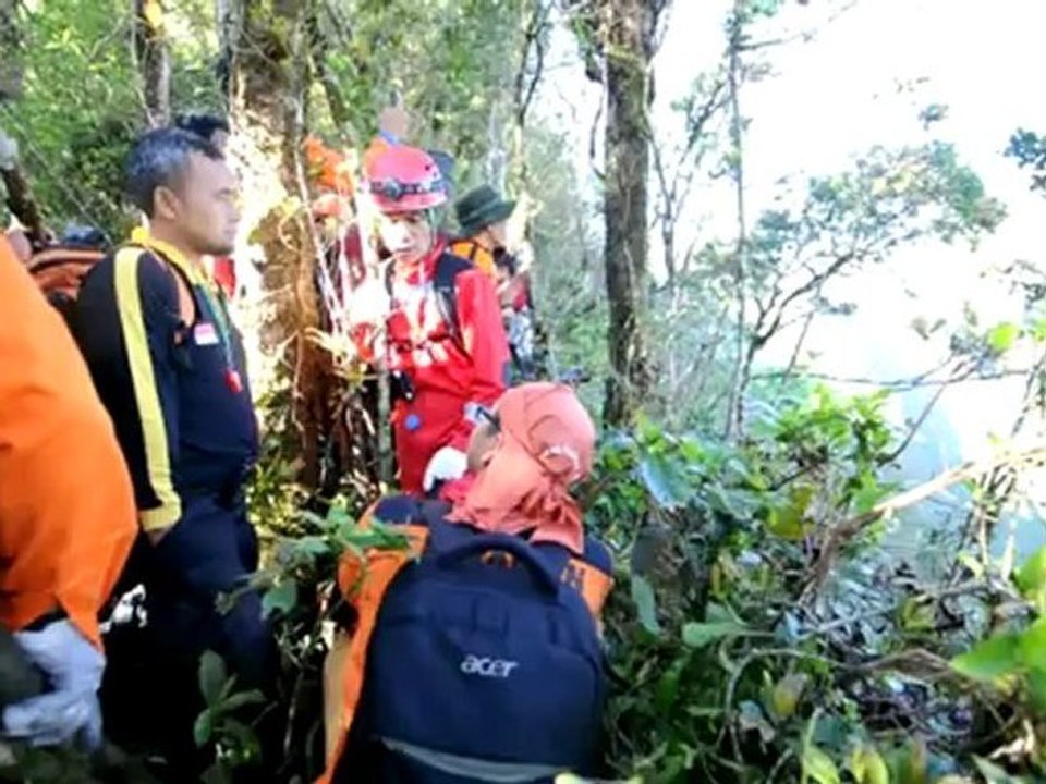 Indonesian rescuers in arduous climb to Russian jet site