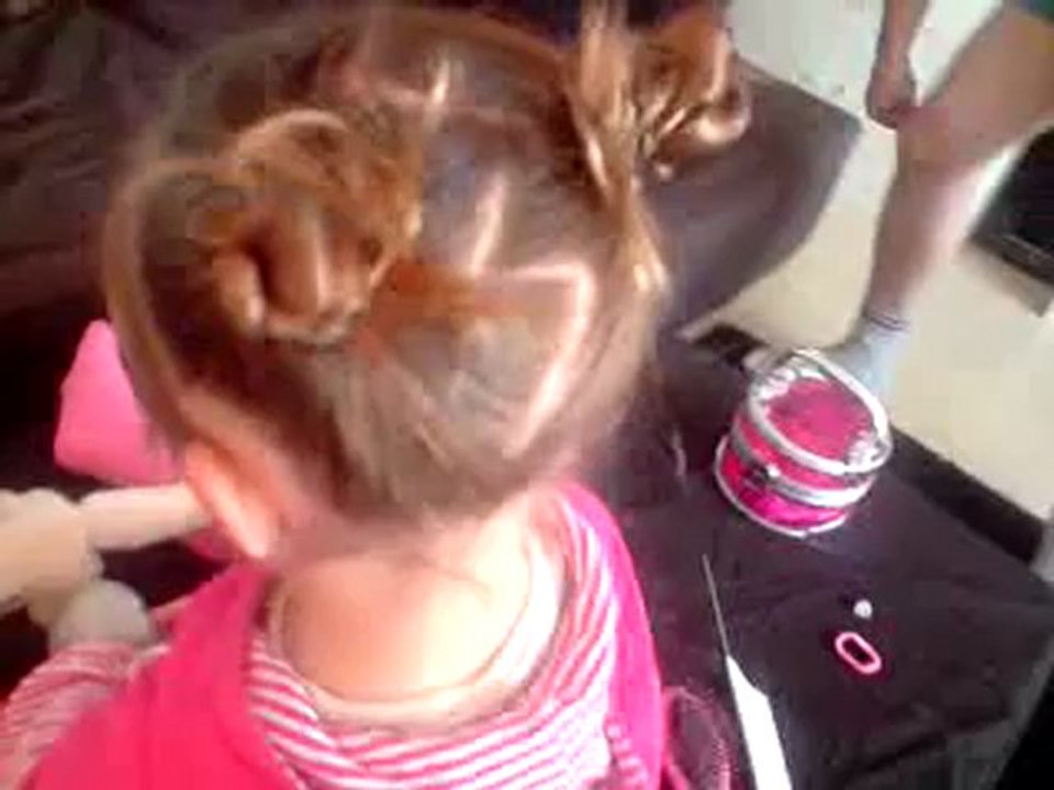 Coiffure 7 : Les petits chignons ebourrifés avec la raie en zigzag