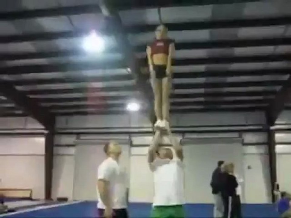 Απίστευτες φιγούρες με μια Cheerleader