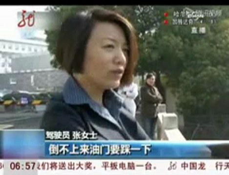 Çin'de acemi sürücünün göle düşme anı