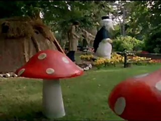 Breakfast on Pluto - Clip - Wombling Free