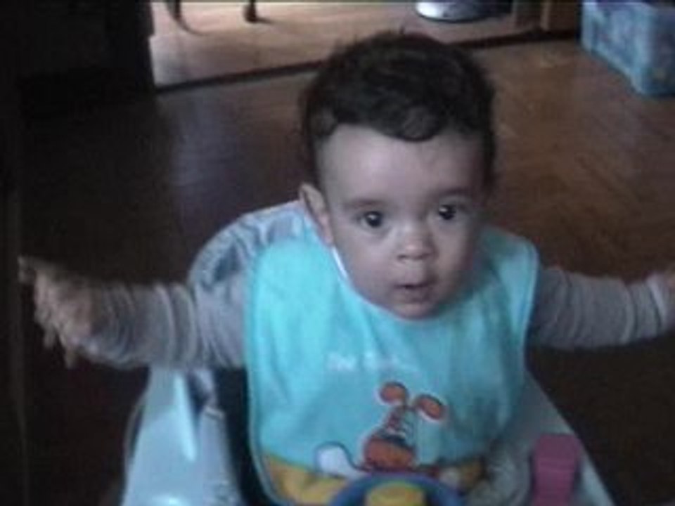 hugo qui eclate de rire avec papa