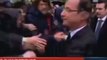 François Hollande : bain de foule sur les Champs-Elysées ... et sous la pluie !