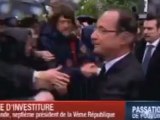 François Hollande : bain de foule sur les Champs-Elysées ... et sous la pluie !