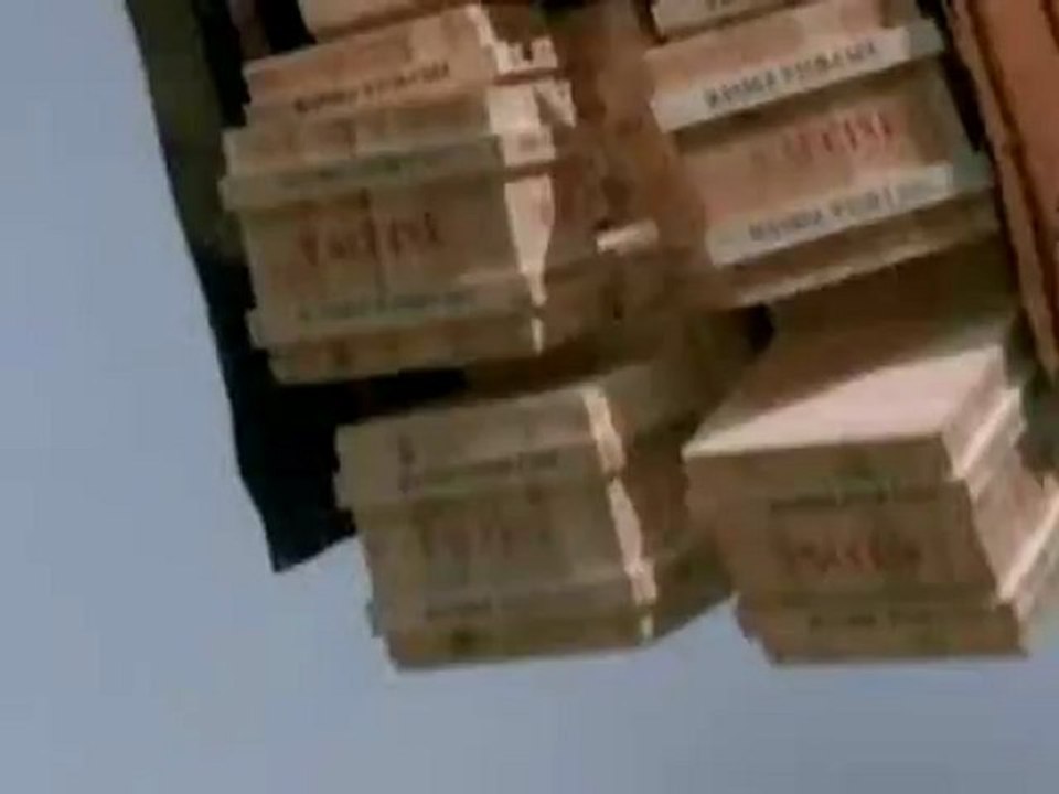 Scary Movie 4 - DVD deleted scene - Crane screw up