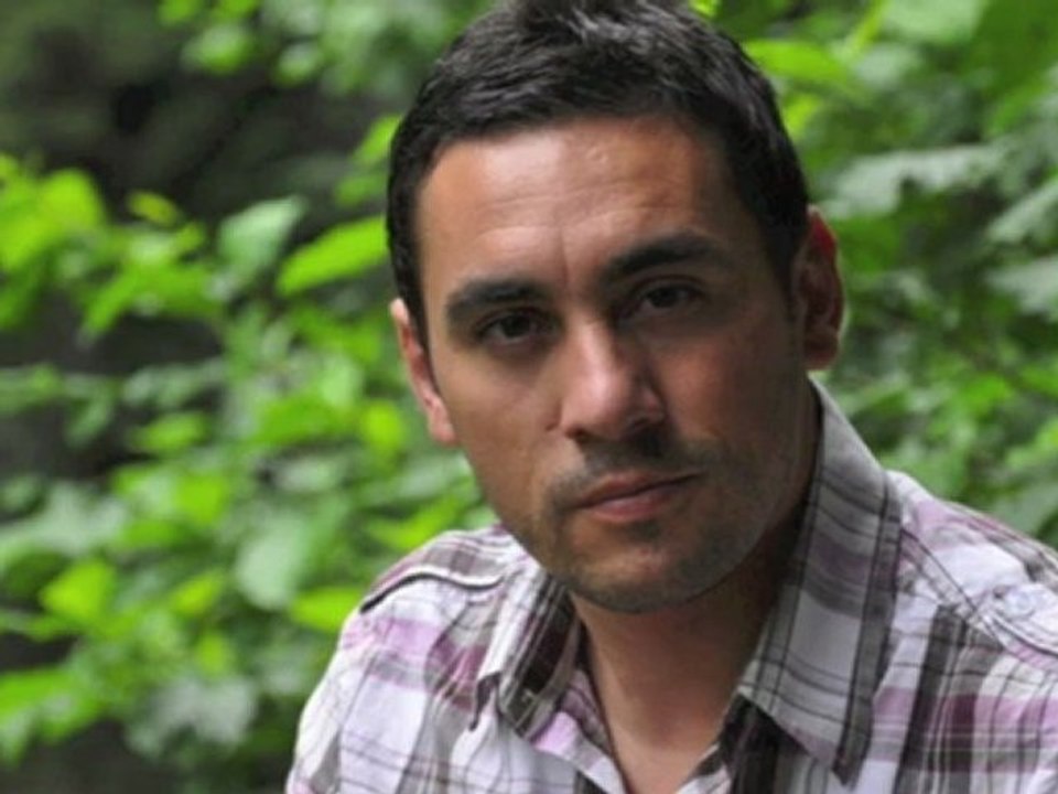 Seçkin TOPAÇ bir kızıl goncaya benzer dudağın