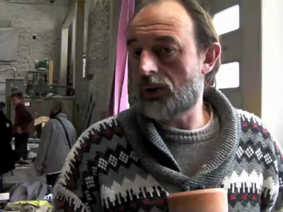 Fête de la pierre à Wallers-en-Fagne Gros plan sur un tailleur de pierre