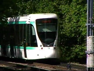 Citadis302 : Départ de la station Les Coteaux sur la ligne T2 du Val de Seine