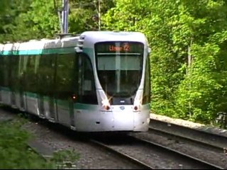 Citadis302 : Arrivée à la station Les Coteaux sur la ligne T2 du Val de Seine