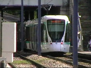 Rame Citadis302 quittant la station Musée de Sèvres sur la ligne T2