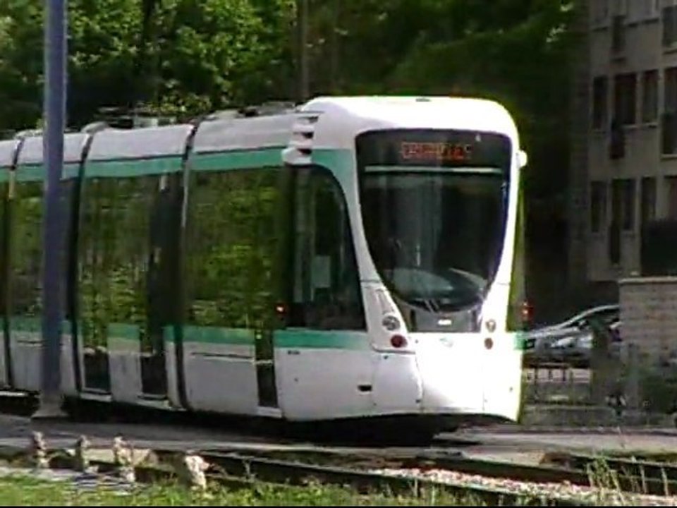 Citadis302 : Proche de la station Musée de Sèvres sur la ligne T2 du Val de Seine