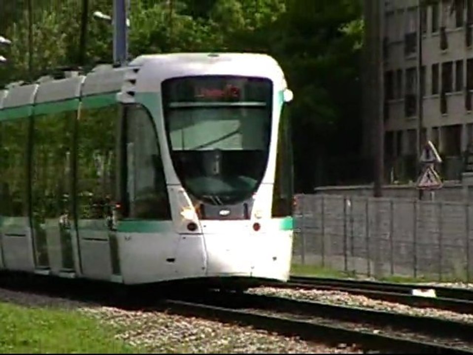 Citadis302 : A l'approche de la station Musée de Sèvres sur la ligne T2 du Val de Seine