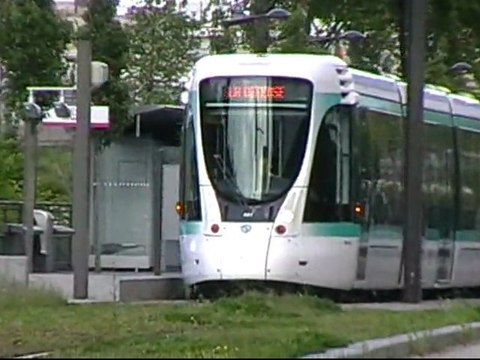 Citadis302 : Départ de la station henri Farman sur la ligne T2 du tramway du Val de Seine