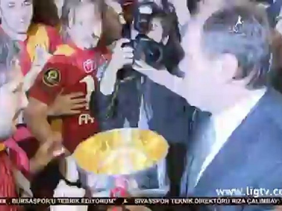 Galatasarayın Saraçoğlunda Kaldırdığı Kupa Videosunu İzle