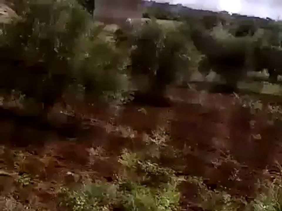 Syria فري برس  درعا المليحة الغربية  درعا   لحظة سقوط قذيفة على أحد المنازل 12 5 2012 Daraa