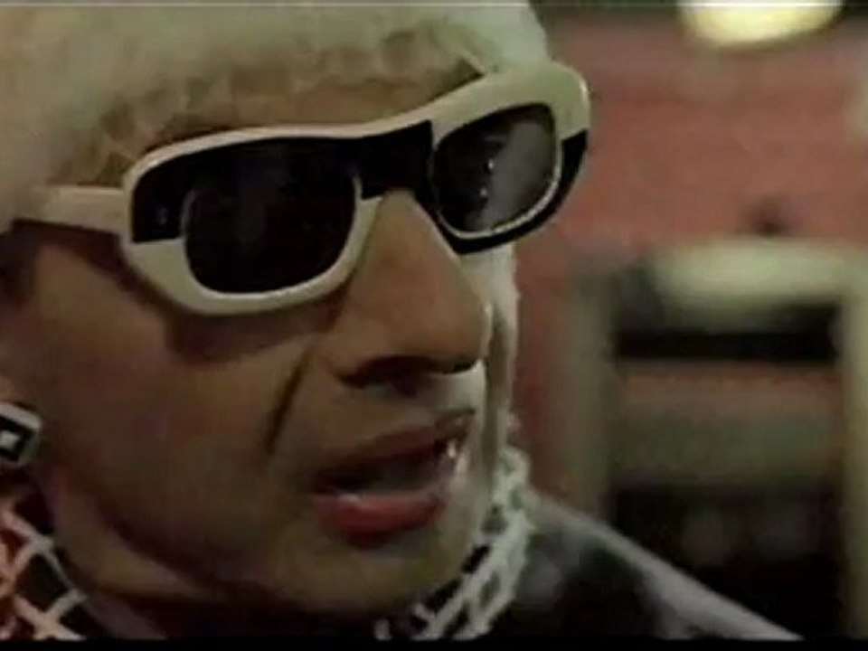 Mr Bean's Holiday - DVD extra - Put your hands in the air (deleted scene)